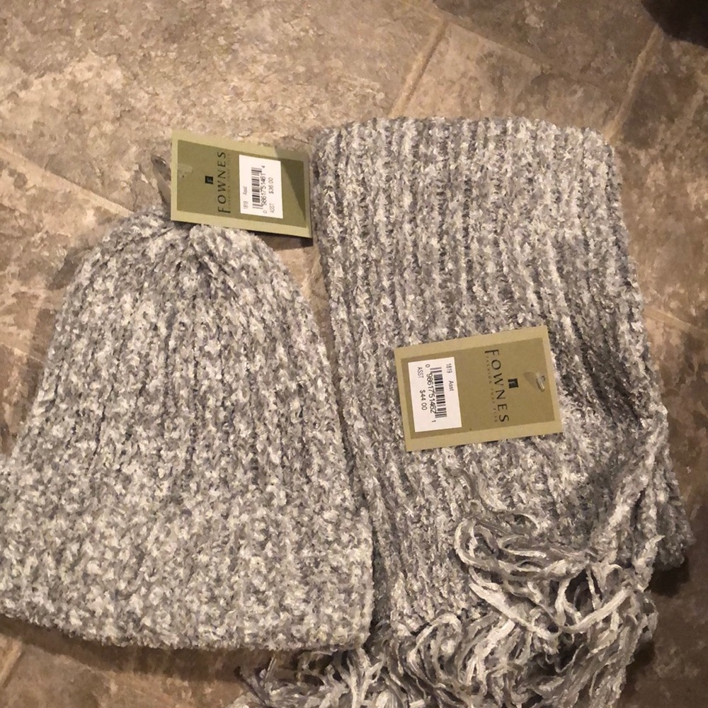 Fownes scarf and hat set